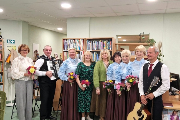 Eilėmis ir melodijomis į širdį – jauki rudens popietė Vidzgirio bibliotekoje